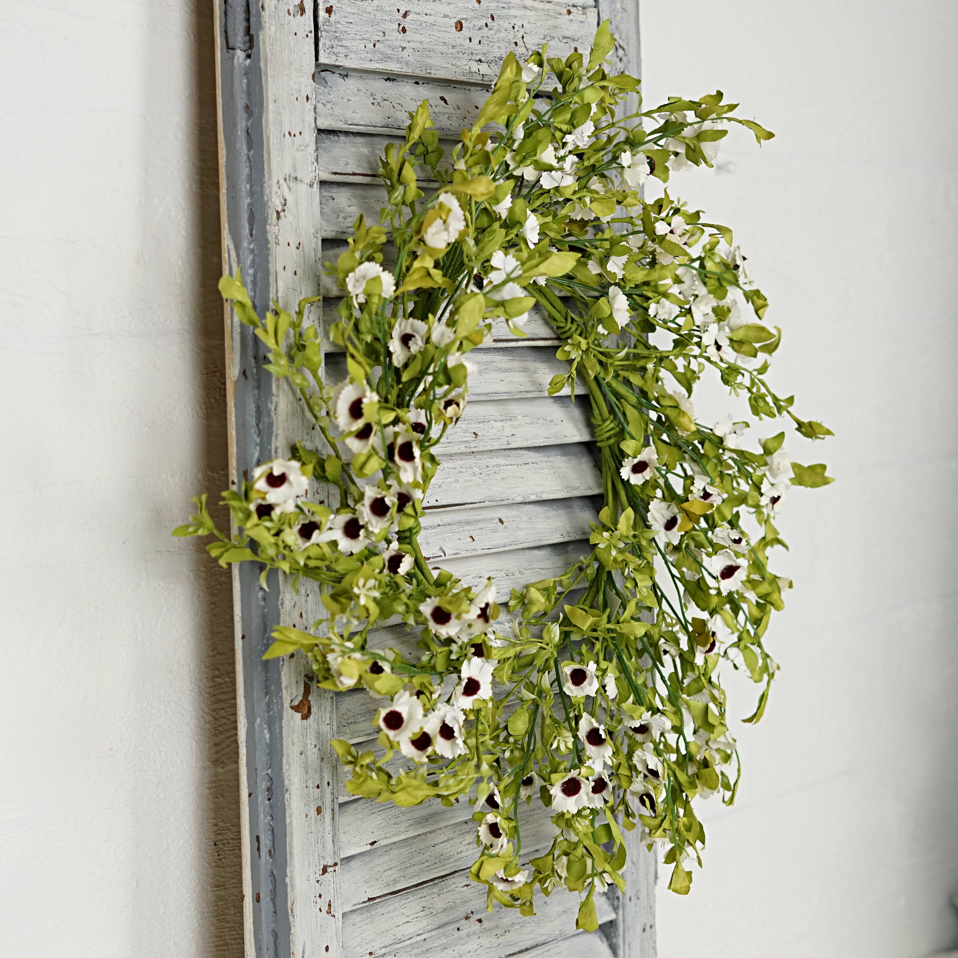 Cream Mountain Daisy Blossoms 20" -Wreath-Spring
